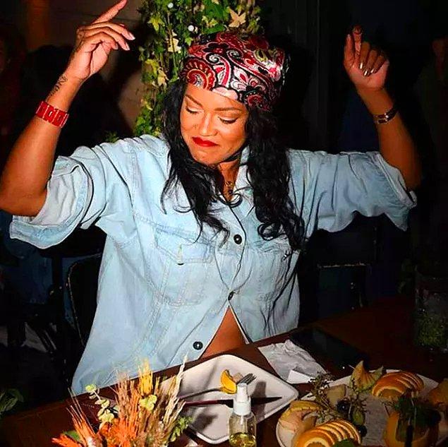12. İstanbul'da sahte Rihanna rüzgarı esiyor. Karaköy'de arkadaş grubu ile yemek yiyip eğlenen Brezilyalı kadın da onlardan biriydi. Bir anda kendisini Barbadoslu yıldız Rihanna sanan insanların arasında kaldı. 😂