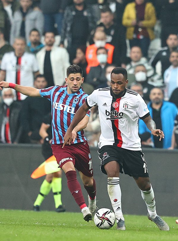 Trabzonspor'da sakatlanan Bakasetas, 31. dakikada yerini Siopis'e bıraktı.