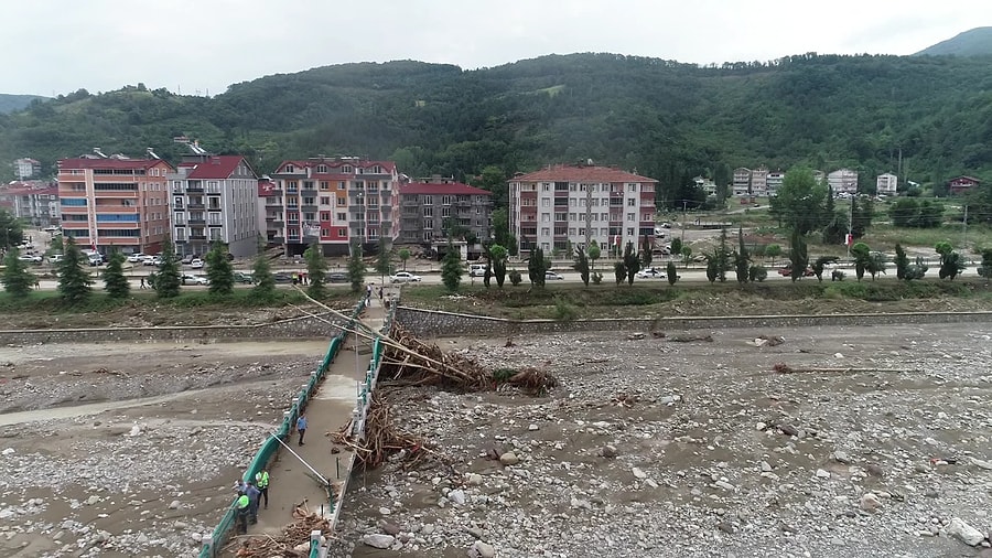 10 kisinin oldugu selden hicbir ders alinmamis ev ve kopruleri yikan tomruklar yine dere yataginda