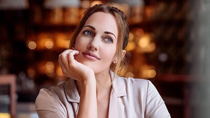 Meryem Uzerli Derin Göğüs Dekoltesi İle Nefes Kesti! Sigaralı Paylaşımı İse Sosyal Medyayı İkiye Böldü...