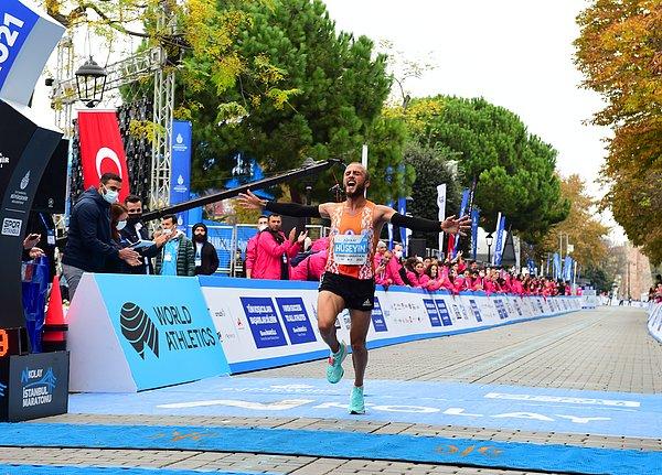 43. İstanbul Maratonu'nda mücadele eden milli atlet Hüseyin Can, 36 yıldır kırılamayan rekoru kırdı. Maratonu 2:16.02'lik derece ile bitiren milli atlet Hüseyin Can, 1985'ten beri kırılamayan 23 yaş altı Türkiye rekorunu sahibi oldu.