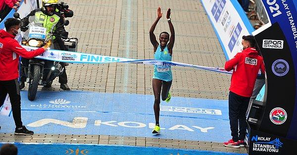 Kadınlarda 2:24:15'lik derecesiyle Kenyalı atlet Sheila Jerotich birinci oldu.