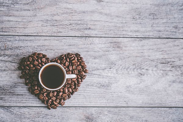 Johns Hopkins Üniversitesi Bloomberg Halk Sağlığı Okulu araştırmasında kahve tüketimine bağlı olarak değişen  kandaki metabolitlerin böbrek hastalığına yakalanma ihtimalini arttırdığı sonucuna varıldı.