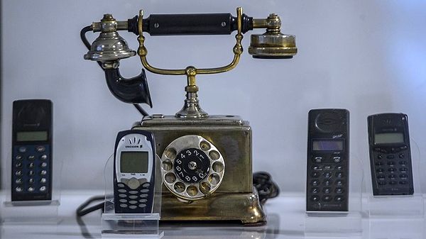 4. Biraz geçmişe gidelim. Türkiye’de gerçekleşen ilk cep telefonu görüşmesi hangi iki isim arasında gerçekleşmiştir?