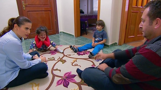 Özellikle yaramaz çocukları paspas üzerinde cezalandırmasıyla tanınmıştı ünlü sunucu.