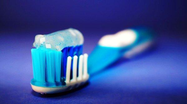 Dişlerimizi fırçalasak da ağzımızdaki bakterilerin %100'ü yok olmuyor maalesef.
