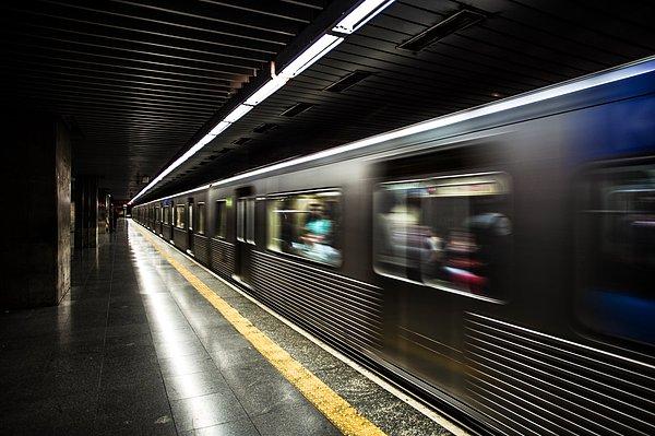 18. "Toplu taşıma hem inanılmaz hem de hayal kırıklığı yaşatıyor. metro hep geç kalıyor ve bazı yerlerde 15-20 dakikada sadece bir metro geçiyor."