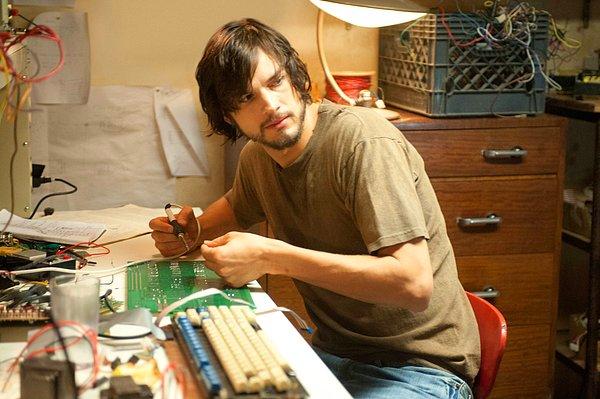 2. Ashton Kutcher, Jobs filminde Steve Jobs'u oynamaya hazırlanırken Steve Jobs'un meyve diyetini yapmaya çalıştığı için 2 kez pankreatit nedeniyle hastaneye kaldırılmış.