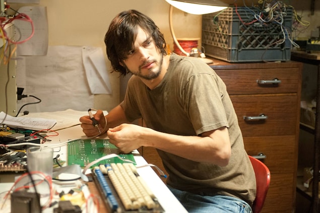 2. Ashton Kutcher, Jobs filminde Steve Jobs'u oynamaya hazırlanırken Steve Jobs'un meyve diyetini yapmaya çalıştığı için 2 kez pankreatit nedeniyle hastaneye kaldırılmış.