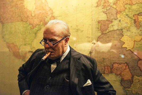 12. Gary Oldman, Darkest Hour'u çekerken 20 bin dolar değerinde, Churchill'in en sevdiği puroları içerek nikotin zehirlenmesi yaşamış.