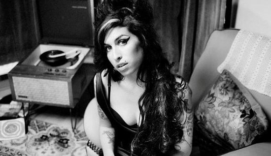 Amy Winehouse’un ‘Son Elbisesi’ 2,5 Milyon Liraya Satıldı