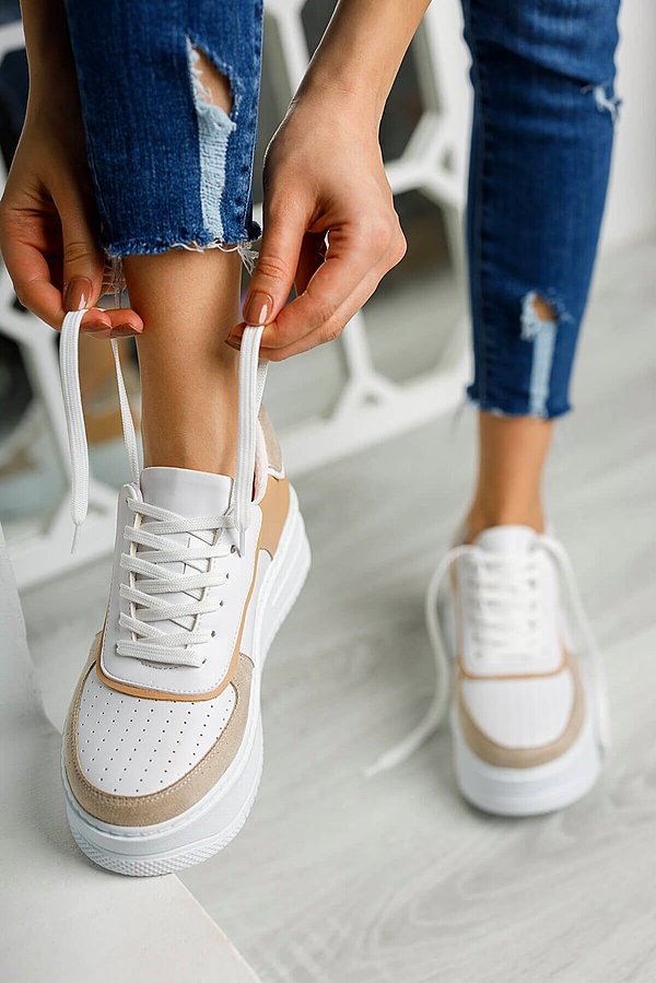 11. Spor ayakkabıda beyaz temizliğin ve şıklığın sembolü.