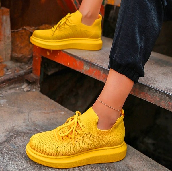 9. Sarı sarı yumuşacık spor ayakkabı.