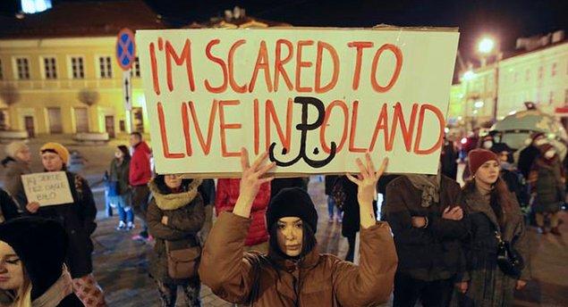 Geçtiğimiz günlerde ise başkent Varşova'da yine yüz binlerce kişi yine protesto için sokaklara döküldü.