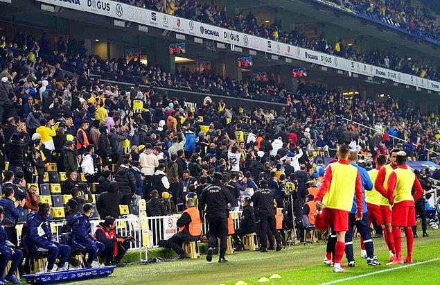 Kayserispor maçının ardından stat çevresinde toplanan taraftarlar "Ali Koç istifa" sloganları attı.