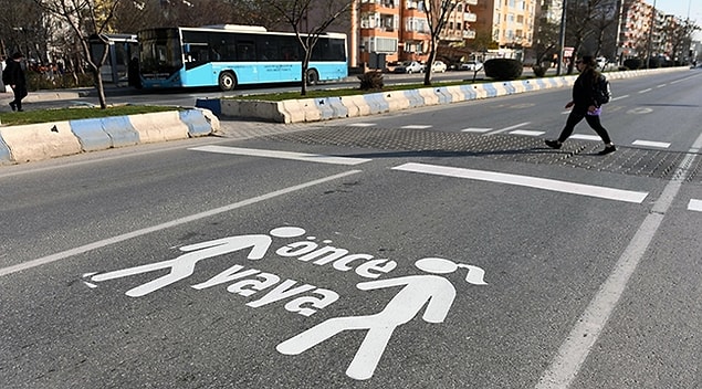 Artık, yaya geçitlerinde yayaların geçmesine izin vermeyen ya da ışıklarda yaya geçidinin tam ortasında duran sürücülerden gına geldi.