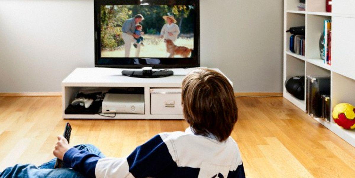 Пока родители смотрят телевизор. Человек телевизор. Дети смотрят телевизор. Человек в телевизоре картина.