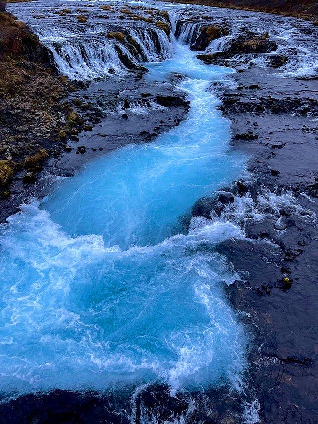 13. İzlanda'daki mavi şelale: