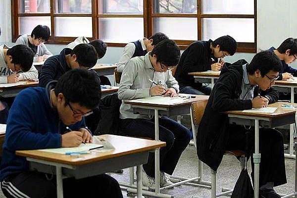 1. Güney Kore'nin en öne çıkan özelliklerinden biri kuşkusuz, günde 16 saat derse varan eğitim sistemi!