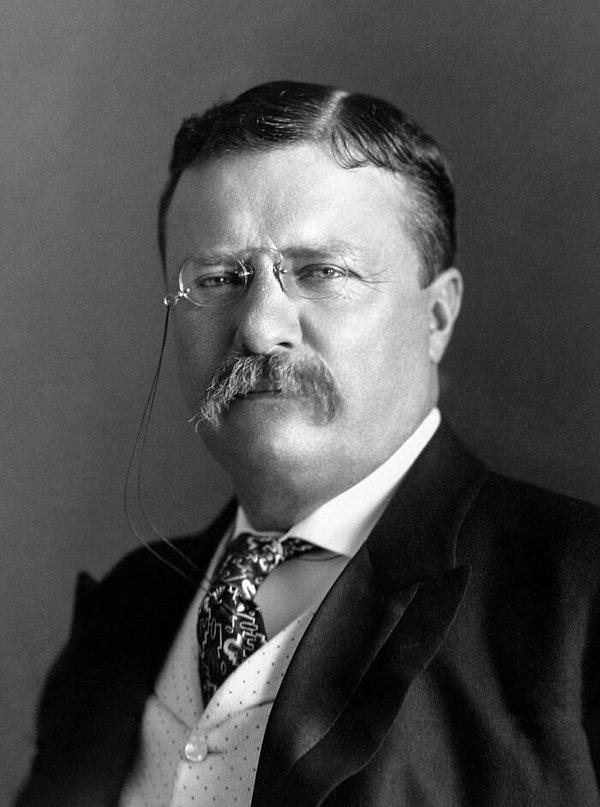 8. Amerika Başkanı Teddy Roosevelt uzun bir konuşma için kürsüye çıktığında silahlı saldırıya uğrar...