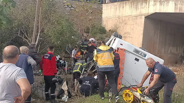 Sağlık ekipleri, yaralanan öğrencilere olay yerinde müdahale etti.