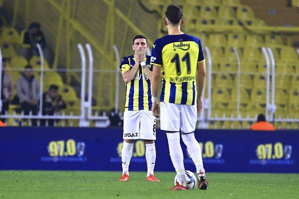 Süper Lig'de geride kalan 12 haftada 20 puan toplayarak 7. sıraya yerleşen Fenerbahçe'de sular durulmuyor.