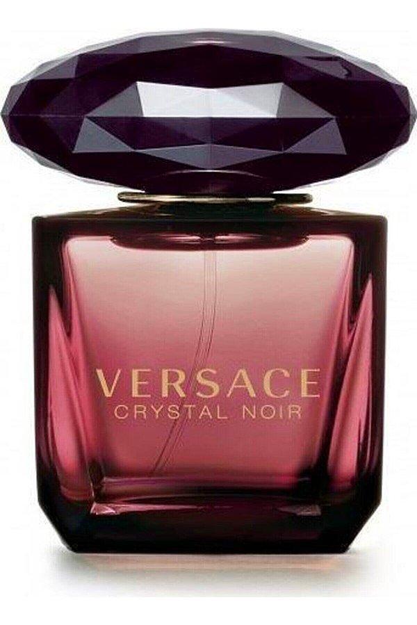 3. Oryantal ve çiçeksi esansa sahip eşsiz bir parfüm: Versace Crystal Noir