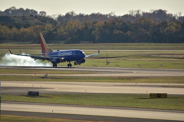 5. Курение не было запрещено на всех рейсах США до 2000 года, и пилоты фактически были освобождены от этого запрета. Они все еще могут легально курить в самолетах