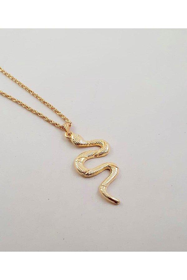 4. Sinsi arkadaşlarınıza en güzel hediye bu yılan kolye olabilir :)
