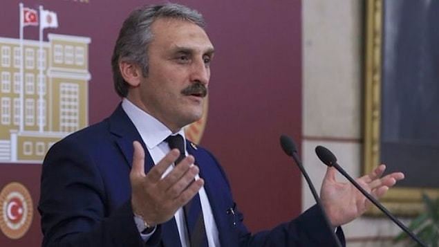 Bu anma manzaraları karşısında tüylerimiz diken diken olurken "Yeliz" lakaplı AKP İstanbul Milletvekili Ahmet Hamdi Çamlı Atatürk'ü anmak yerine yaptığı Anıtkabir paylaşımıyla bu günü de siyasetine alet etti. Kendince gündemi değiştirmeye çalıştı.