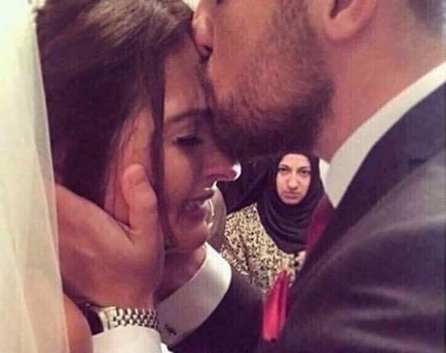 Üstelik işin içinde sadece ikiniz de olamıyorsunuz maalesef. Kaynanası, görümcesi, eltisi, bacanağı... Peki evlenmemişler olarak içerden bilgi almamız mümkün mü?