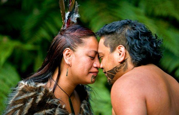 13. "Yeni Zelanda'da yaşayan Maori etnik kökeninden bir adam burunlarımızı değdirmek istedi. Önce epey afalladım ama burunlarımızı dokundurduğumuz an gülmeye başladı. Meğerse onların kültüründe bu 'Hongi' ismi verilen bir selamlaşmaymış."