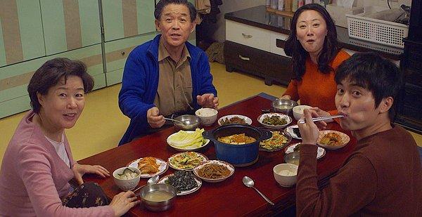 18. "Güney Korelilerle yemek yiyorsanız aklınızda bulunsun, yemek yemeye ilk önce yaşlılar başlar. Masadaki en yaşlı kişi yemeğine başlayana kadar beklemeniz gerekir."