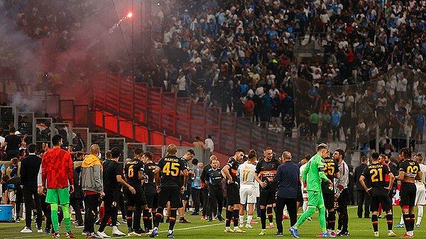 UEFA, Marsilya ile oynanan maçta yakılan meşaleler nedeniyle Galatasaray'a 50 bin euro para cezası verdi.