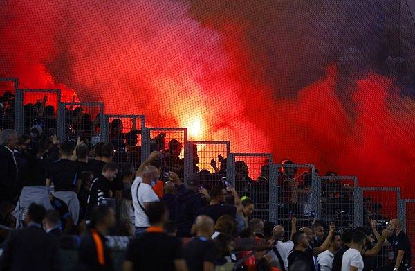 Galatasaray 'ın 30 Eylül'de Marsilya'yla deplasmanda oynadığı mücadelede iki takım taraftarları arasında gerilim yaşanmış ve hakem oyunu bir süre durdurmuştu.
