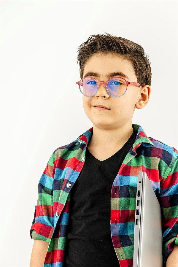 Hatta tablet gibi dijital cihazları elinden düşürmeyen çocuklarımız da renkli çerçeveli gözlükleri severek kullanıyorlar.