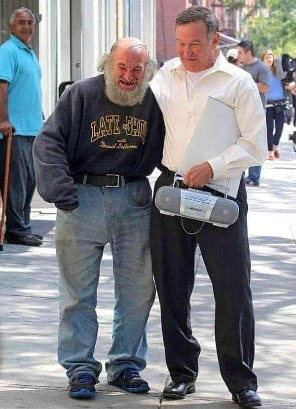 7. Robin Williams yer aldığı her filmde yapım şirketinden en az 10 evsizi işe almasını istemiştir. Bu şekilde kendisi tüm kariyeri boyunca yaklaşık 1520 evsize yardım etmiştir.