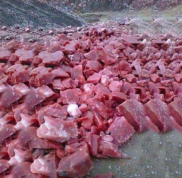 11. Fotoğrafta gördüğünüz şey kuşbaşı et değil arkadaşlar, tüm dünyada yalnızca Elazığ'da çıkartılan kırmızı mermer: