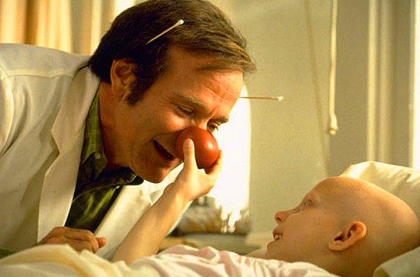 14. Robin Williams'ın başrolü olduğu Patch Adams filminde gerçek kanser hastaları yer alıyordu.