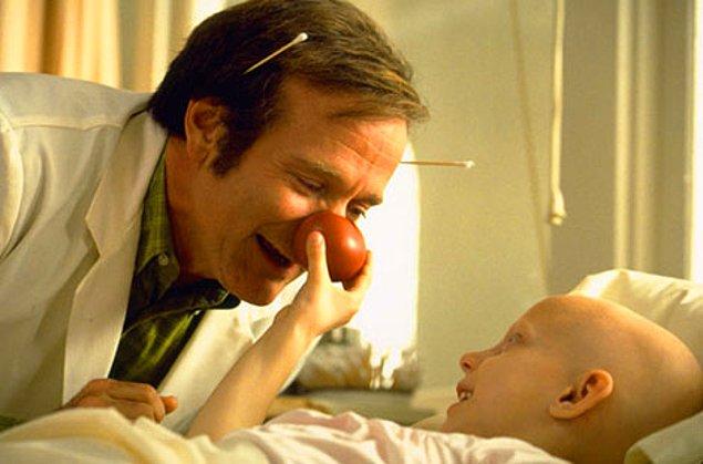 14. Robin Williams'ın başrolü olduğu Patch Adams filminde gerçek kanser hastaları yer alıyordu.
