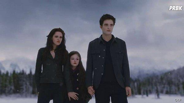 15. İlk üç Twilight filmi çoğunlukla yetişkin oyunculardan oluşuyordu. Ancak dördüncü filmde Edward ve Bella'nın çocuğunu oynayan Mackenzie Foy katıldı.
