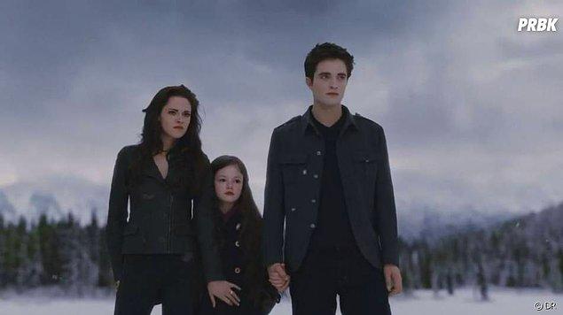 15. İlk üç Twilight filmi çoğunlukla yetişkin oyunculardan oluşuyordu. Ancak dördüncü filmde Edward ve Bella'nın çocuğunu oynayan Mackenzie Foy katıldı.