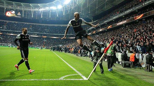 2016-17 sezonunda kiralık olarak geldiği Beşiktaş’taki ilk sezonunda kazanılan şampiyonluğa 13 gol, 2 asistle katkı veren Sambacı,