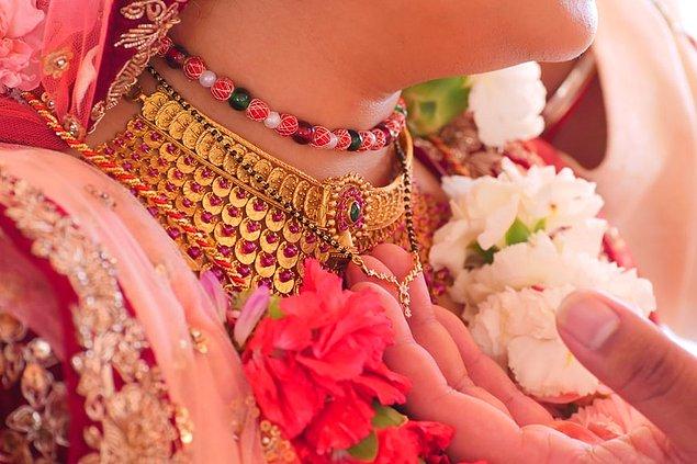 Geleneksel Pakistan kültüründe görücü usulü evlilikler, sınıf, etnik köken, din ve sosyo-ekonomik statü gibi faktörlere dayalı aile eşleştirmelerinde yaygındır.