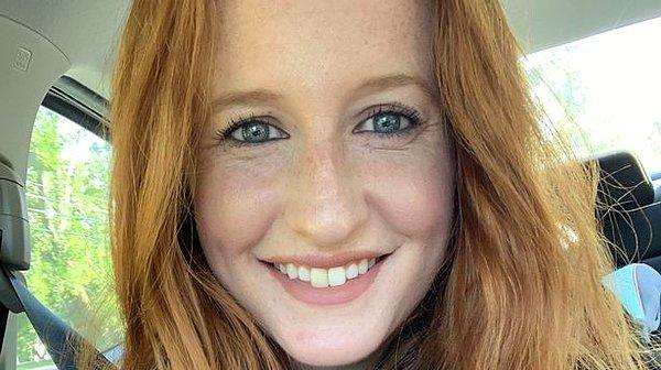 26 yaşındaki Kelly Kruppner, kuaförde doğal kızıl saçlarını koyu kahverengi rengine boyatarak bir değişiklik yapmak istemiş.