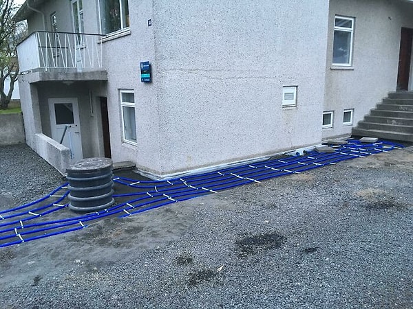 9. Современные исландские дома построены с использованием водопроводных труб с геотермическим подогревом под тротуарами, поэтому исландцам никогда не придется вычищать двор от снега