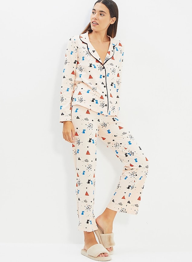 2. Tam yeni yıl ruhuna yakışır bir pijama takımı.