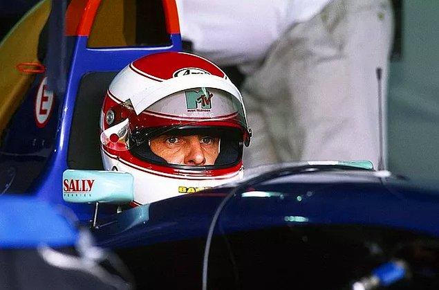 8. Ayrton Senna'nın hayatını kaybetmesine sebep olan kazanın ardından, hayattayken ekonomik anlamda sıkıntı çeken çocuklara gizlice 400 milyon dolar civarında yardımda bulunduğu ortaya çıkmıştır.