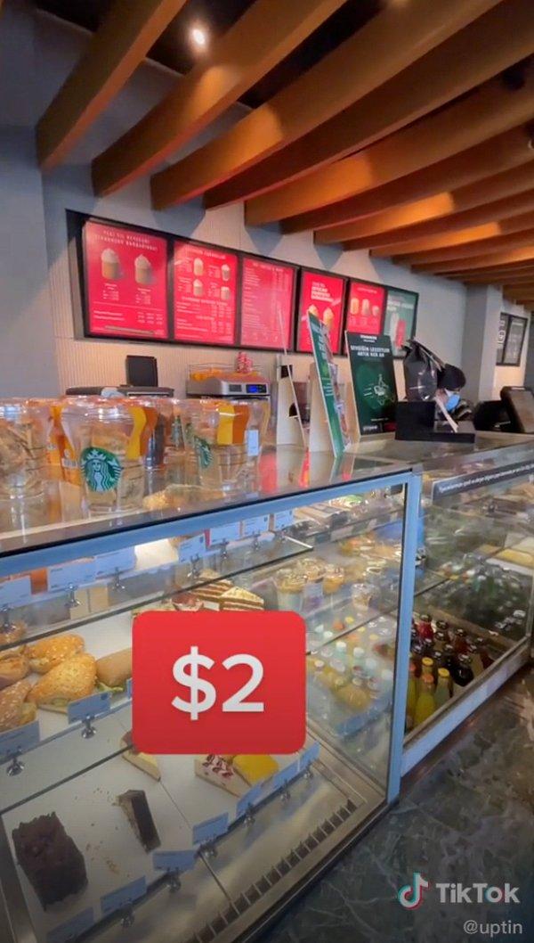 Türkiye'deki Starbucks'ların ucuzluğundan dem vuran Uptin 2 dolara kahve alabilmesine biraz şaşırıyor.
