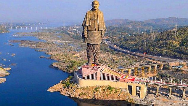 8. Dünyanın en uzun heykeli Hindistan'da bulunuyor.
